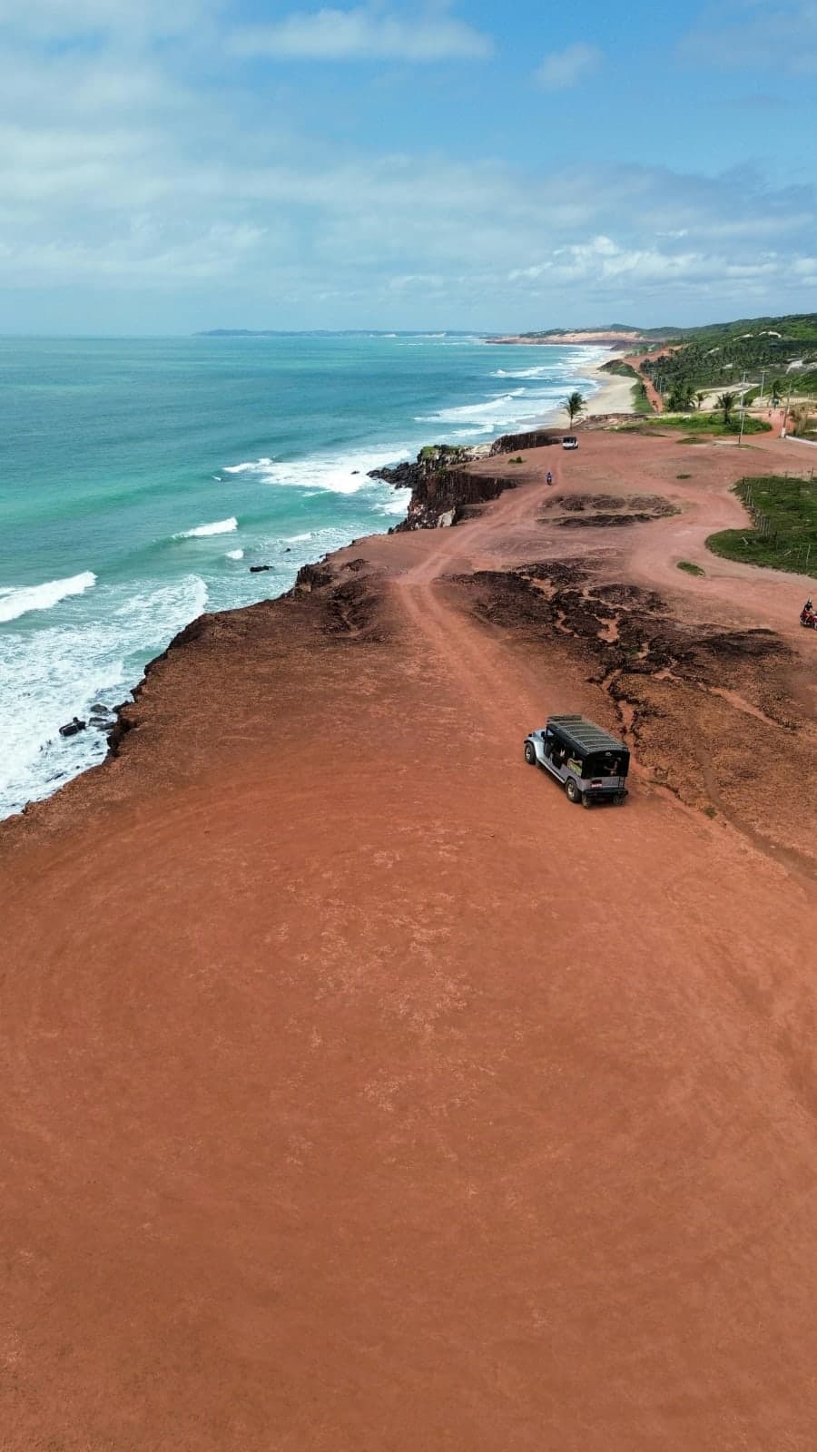 Vista aerea do caminho de terra pela falesia em Praia da Pipa